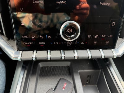2024 GMC Acadia AT4